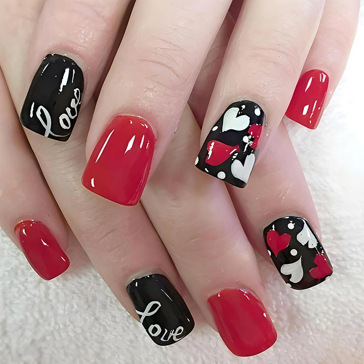 Kunstnageldesign mit Herzen und Kussmotiven Karnz