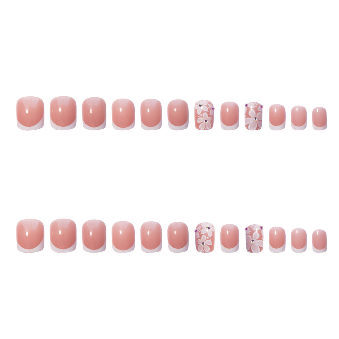 Kunstnagelset mit elegantem French Design und floralen Akzenten Karnz