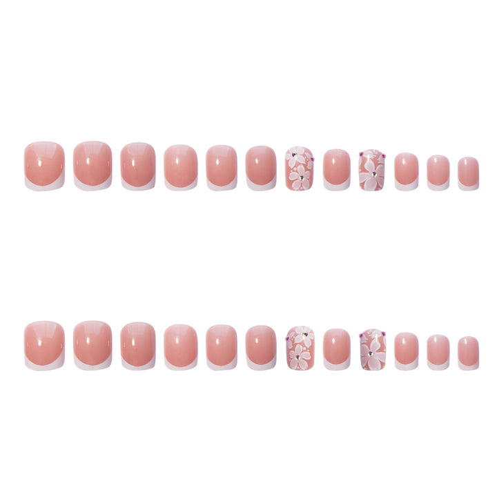 Kunstnagelset mit elegantem French Design und floralen Akzenten Karnz