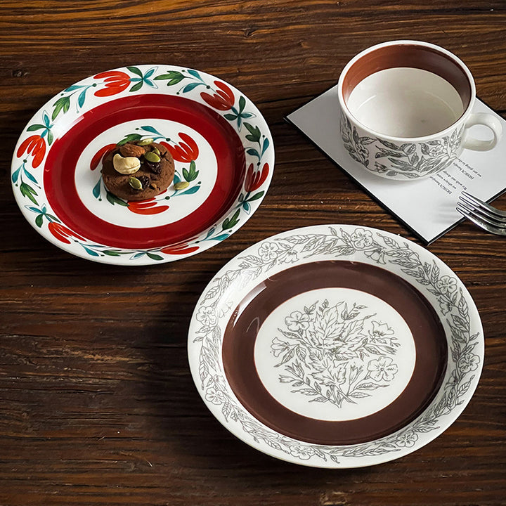 Tiefer Porzellanteller mit floraler Randornamentik und kontrastierendem Innenspiegel