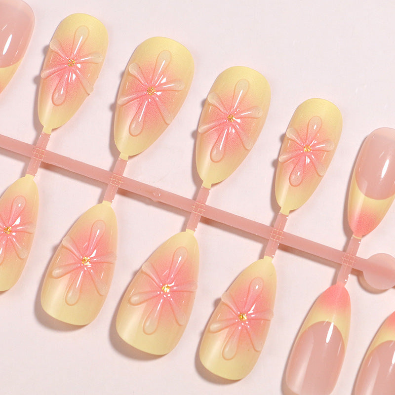 Künstlerisches Press-On Nagelset mit floralen Akzenten Karnz
