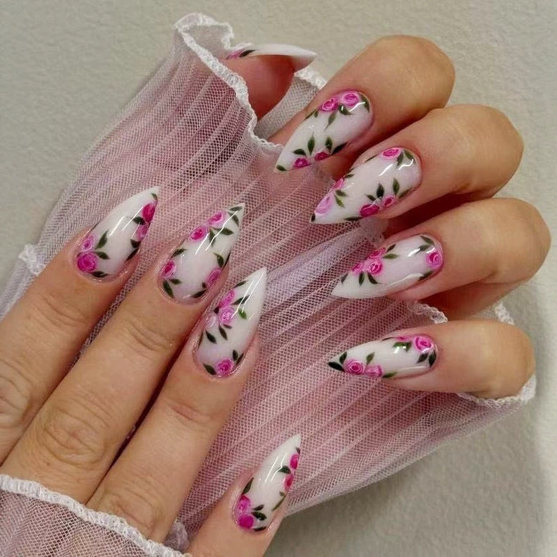 Kunstnagelset mit romantischen Rosenmotiven Karnz