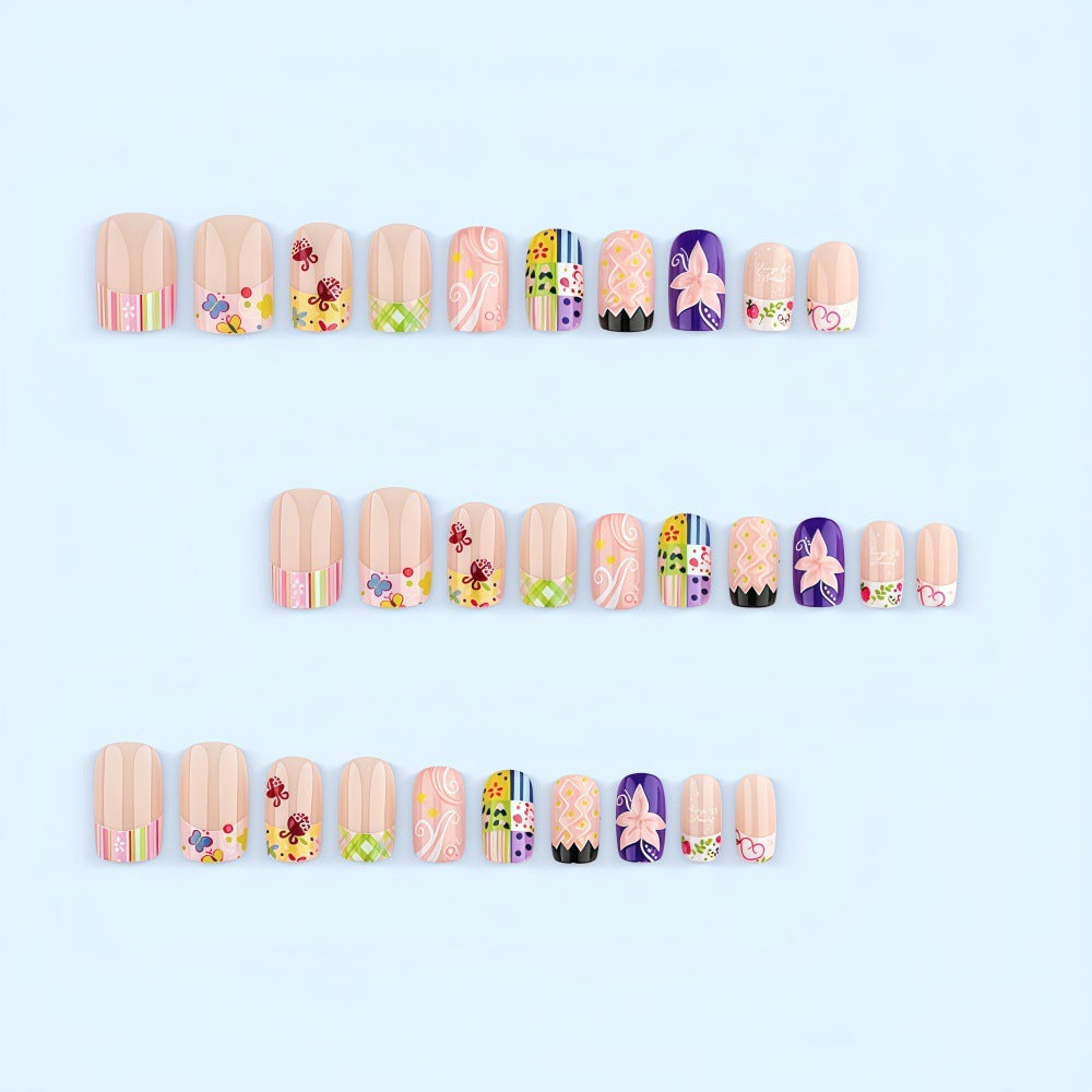 Kreative Kunstnagelset mit fröhlichen Mustern und Blumendesigns Karnz