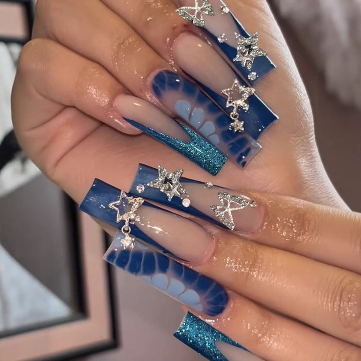 Glamouröse Kunstnagelspitzen mit verzierten Sternen und Glitzer Karnz
