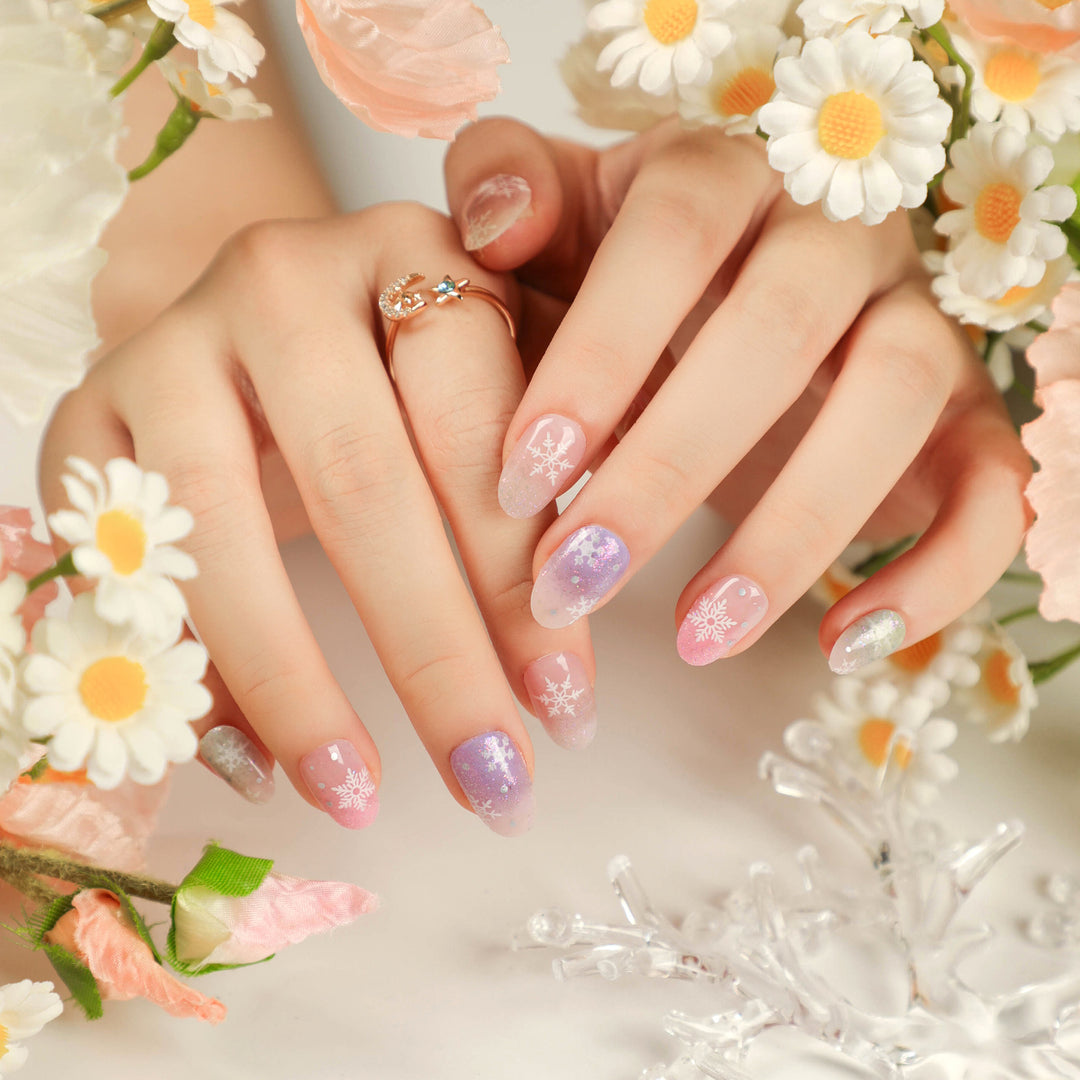 Elegante Acryl-Nägel mit goldenen Akzenten Karnz