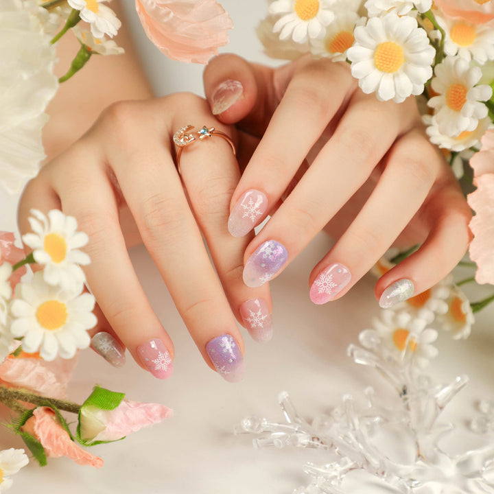 Elegante Acryl-Nägel mit goldenen Akzenten Karnz