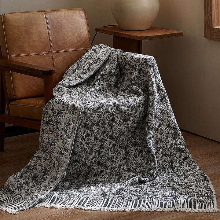 Große kuschelige Wohndecke aus Baumwollmischgewebe mit geometrischem Jacquardmuster und Fransensaum