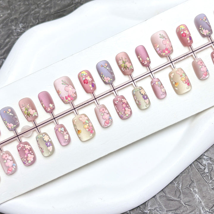 Blumenverzierte Press-On Nail-Kollektion
