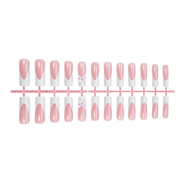 Charmantes dekoratives Press-On-Nagelset Karnz