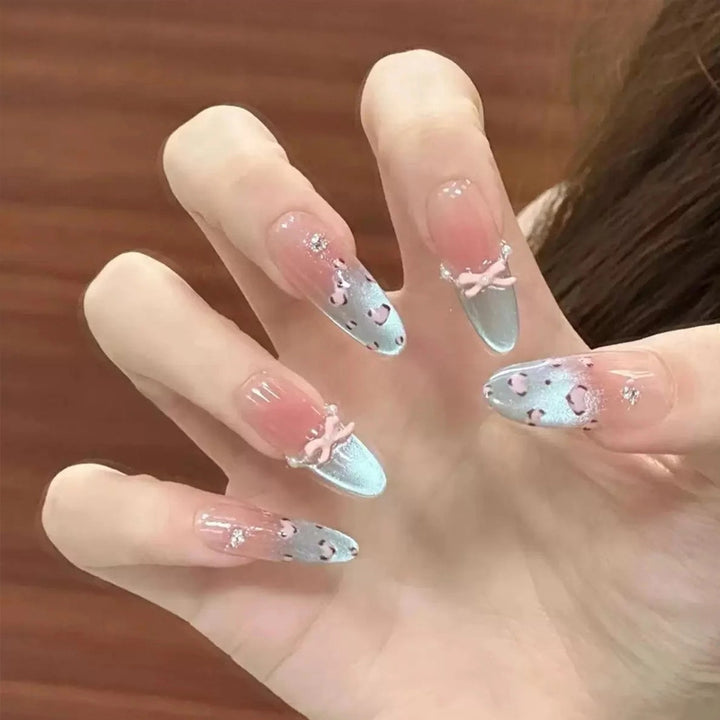 Kunstnagelset mit funkelnden Glitzer- und holografischen Akzenten Karnz