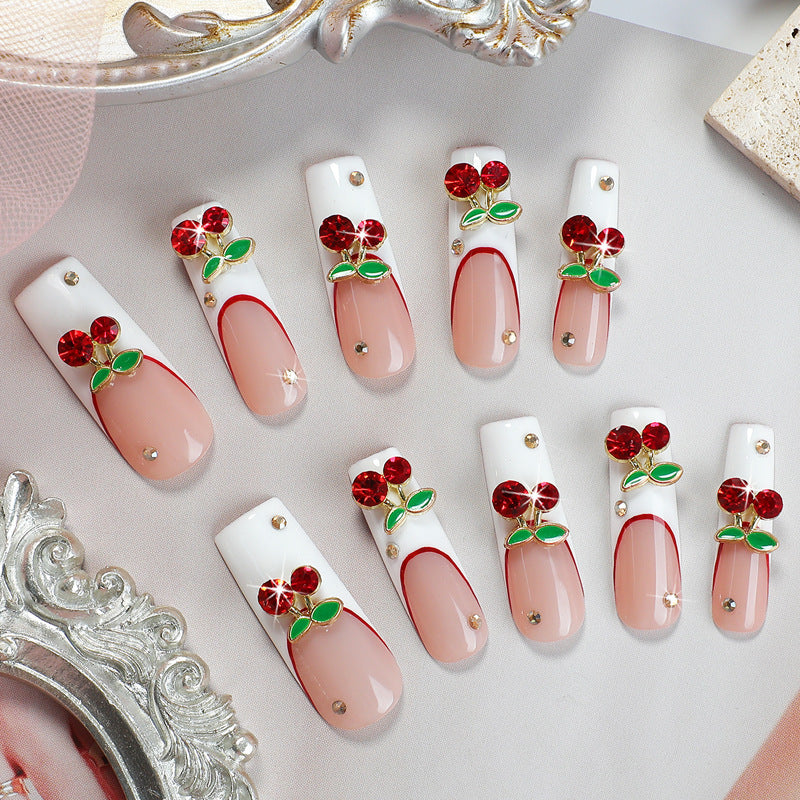 Kunstnagelset mit Kirschmotiv und funkelnden Strasssteinen Karnz