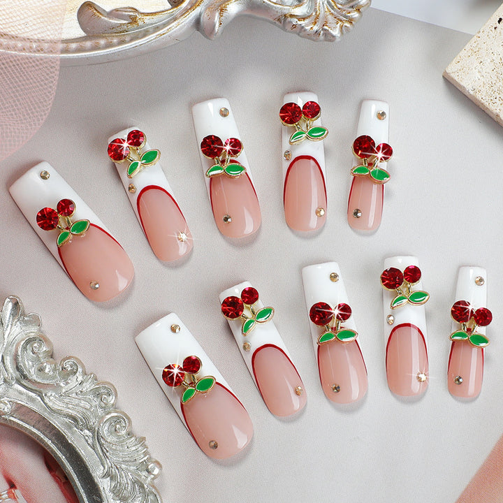 Kunstnagelset mit Kirschmotiv und funkelnden Strasssteinen Karnz