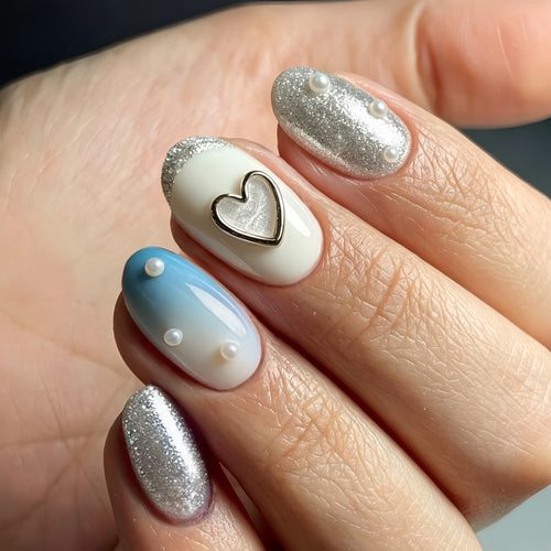 Glamouröse Kunstnägel mit Herz-Design und Perlendetails Karnz