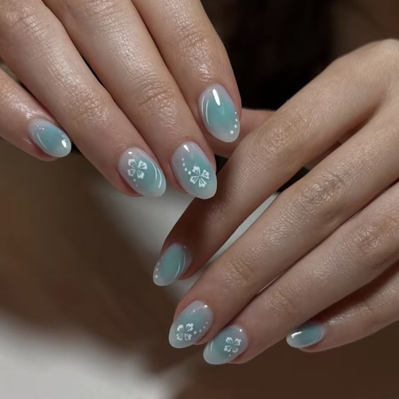 Kunstnagelset mit floralen Verzierungen und glanzvollem Finish Karnz
