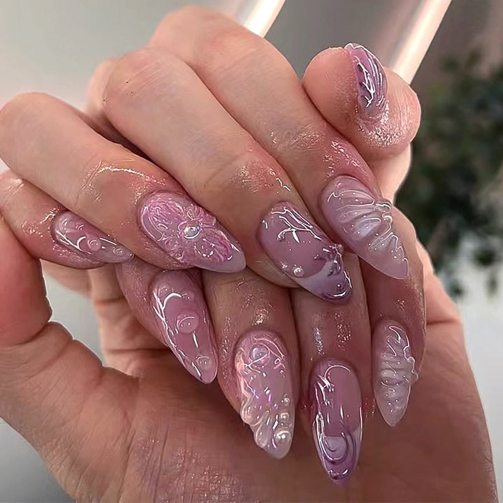 Künstliche Nagelverlängerungen mit filigranen Blumendesigns und Glitzerakzenten Karnz
