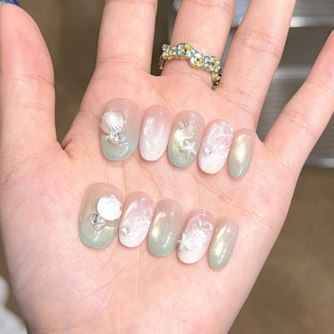 Künstliche Nagelspitzen mit Maritimem Design und Glitzereffekten Karnz