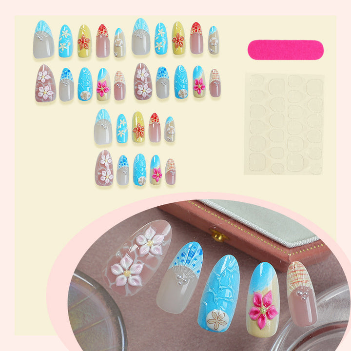 Elegantes Kunstnagelset mit floralen Details und Glitzerakzenten Karnz