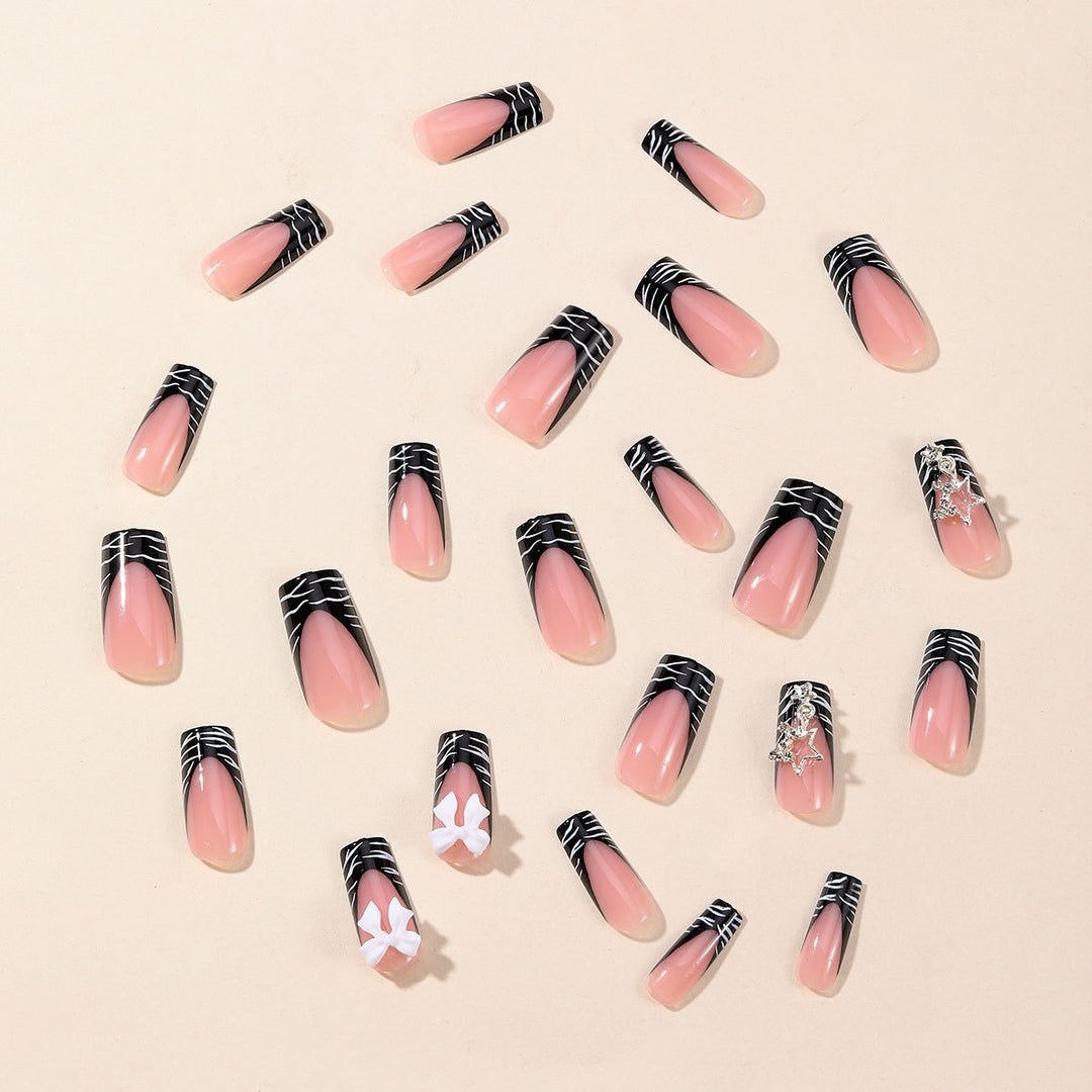 Elegante 3D Nagelkunstverlängerungen mit floralen Akzenten Karnz