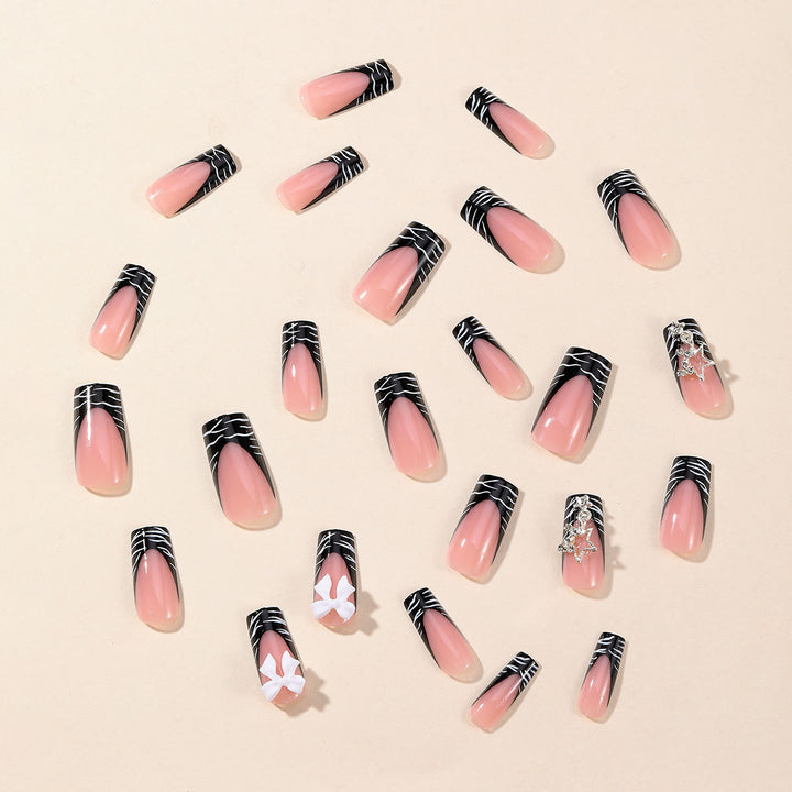Elegante 3D Nagelkunstverlängerungen mit floralen Akzenten Karnz