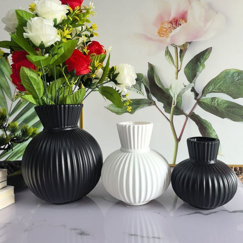 Elegante gerippte Keramikvase Karnz