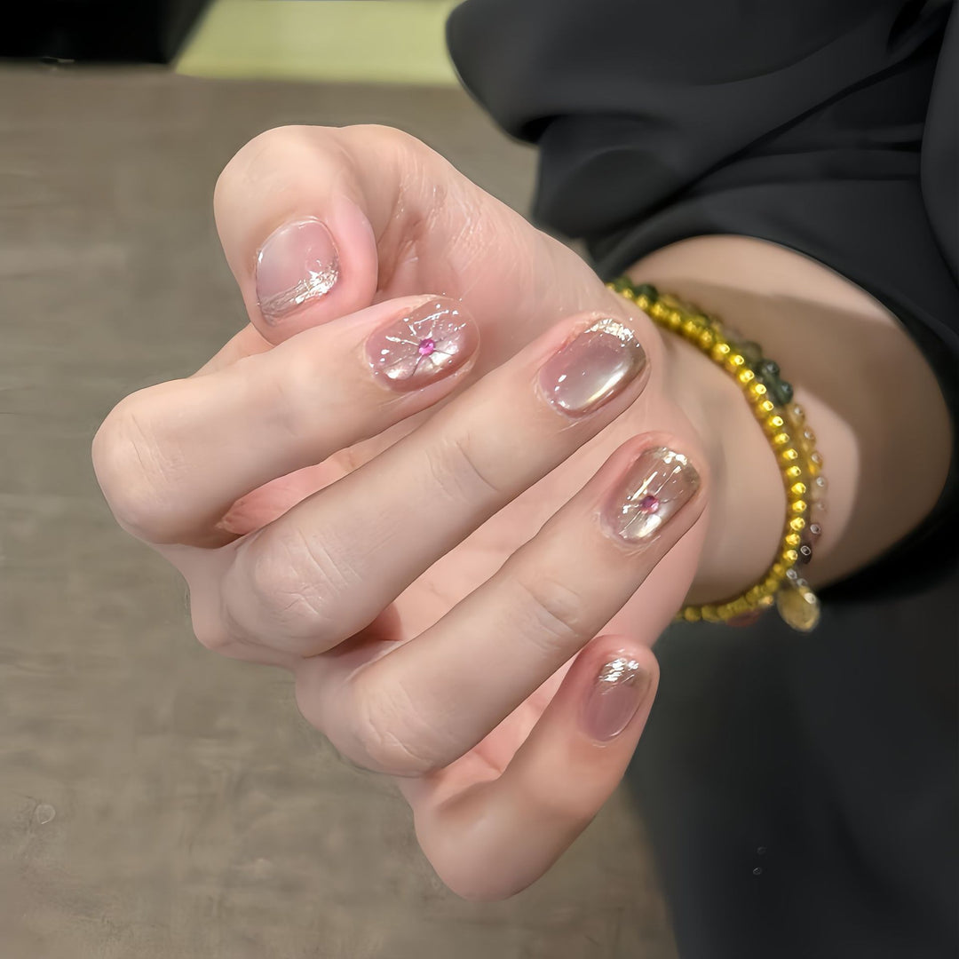 Künstliche Nail Art mit Eleganten Schmuckdetails Karnz