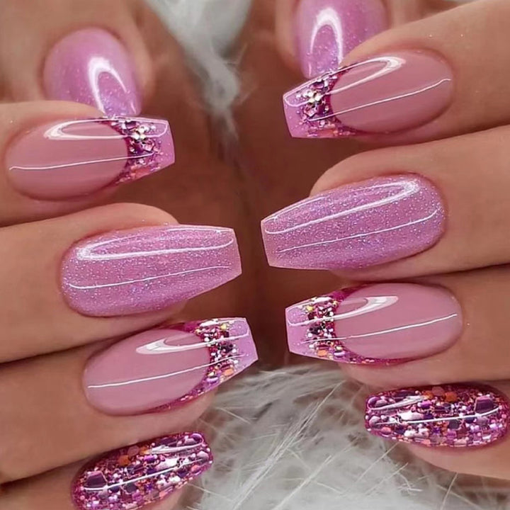 Kunstvolle Nagelverlängerungen mit glitzernden Akzenten Karnz