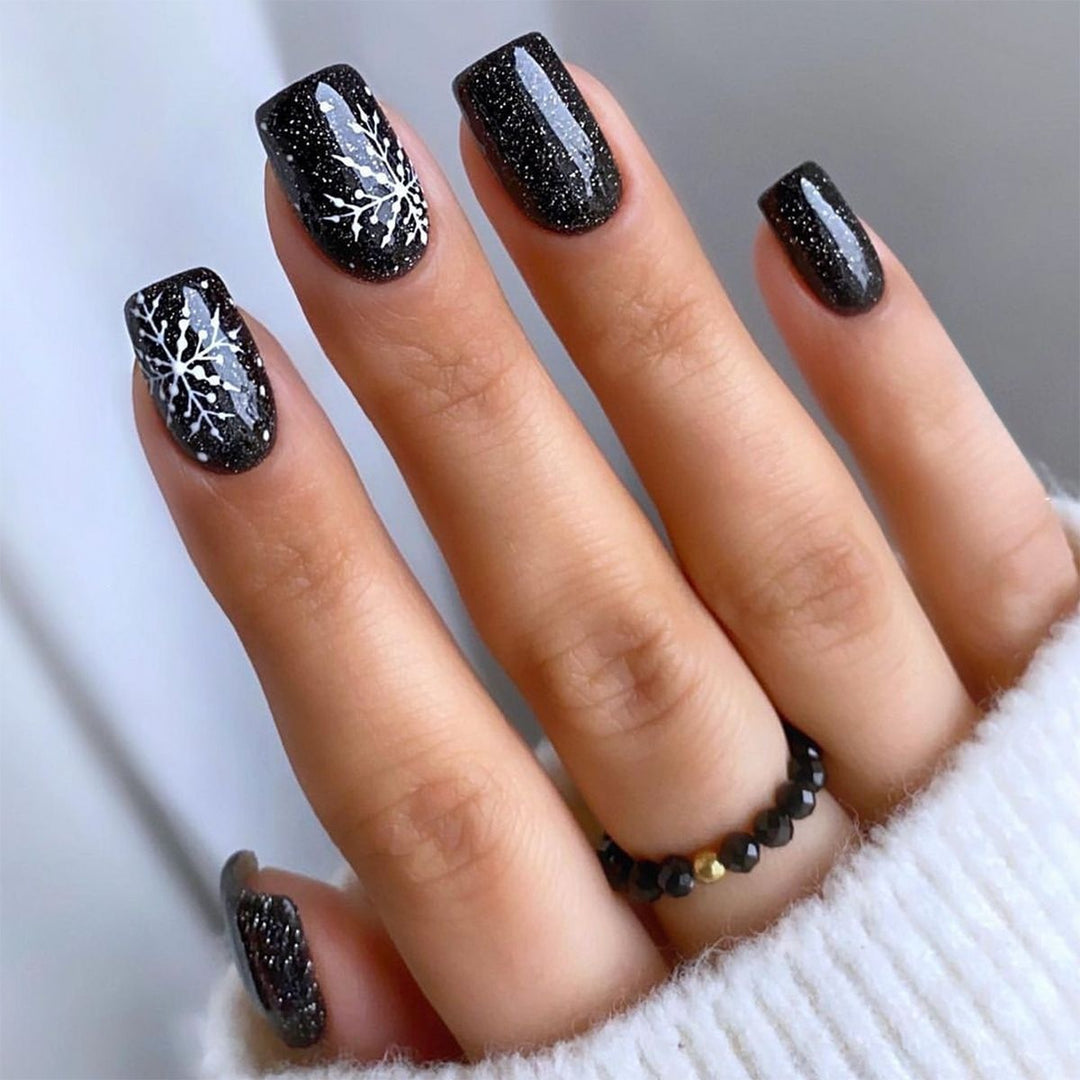 Kunstnagelset mit festlichem Winterthema Karnz