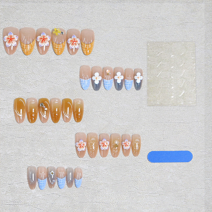 Kunstnagelset mit ästhetischen floralen Akzenten und Glanzfinish Karnz