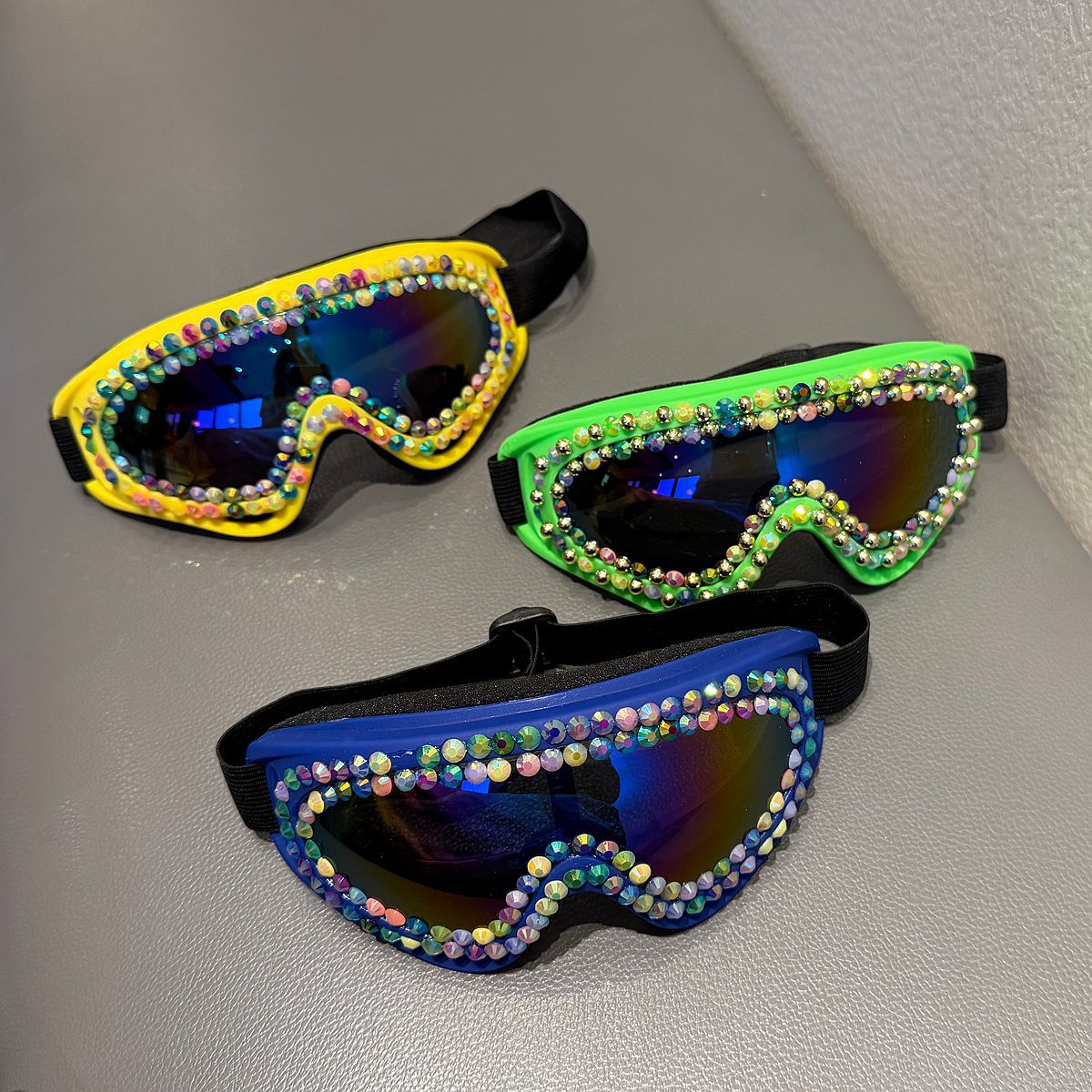 Damen Skibrille mit funkelndem Kristallrahmen Karnz