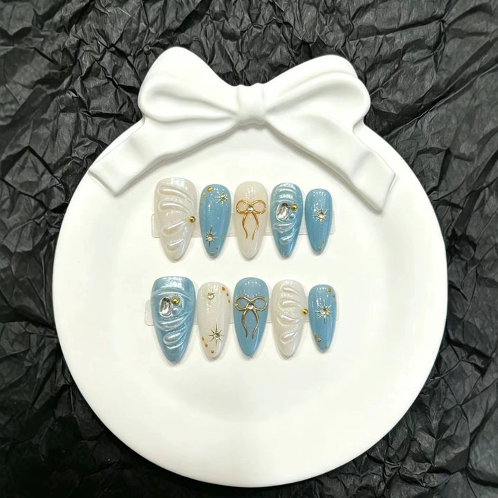 Dekorativer Press-On Nagelkunst-Set mit Schleifen- und Sternakzenten