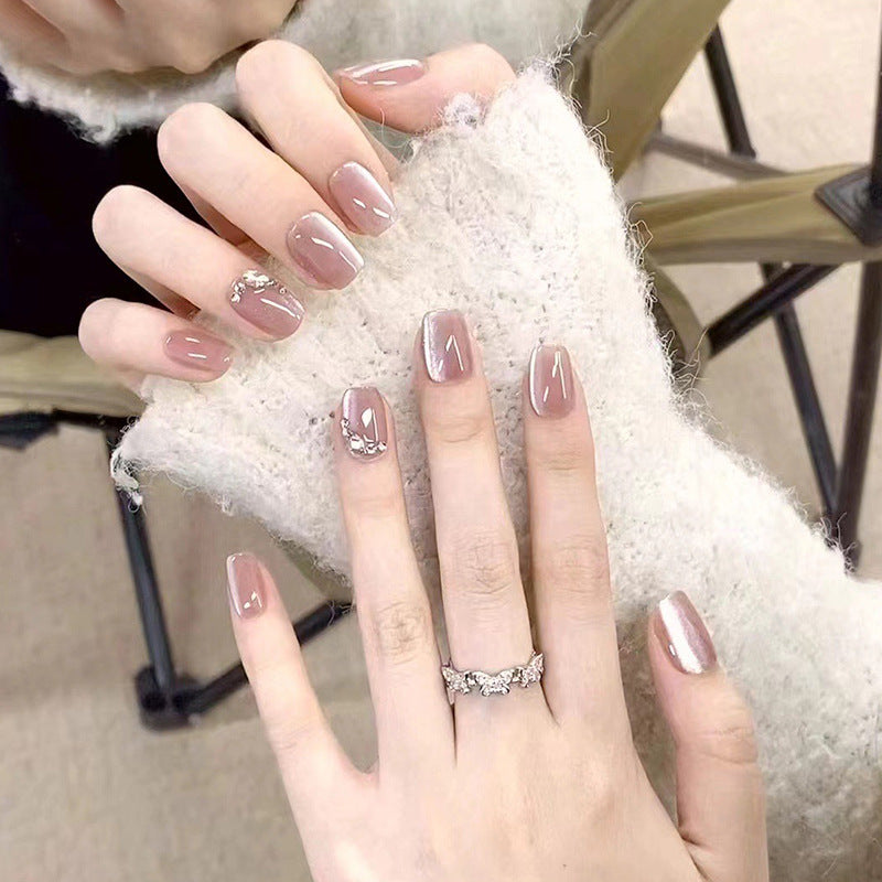 Glitzernde Kunstnagelspitzen mit eleganten Details Karnz