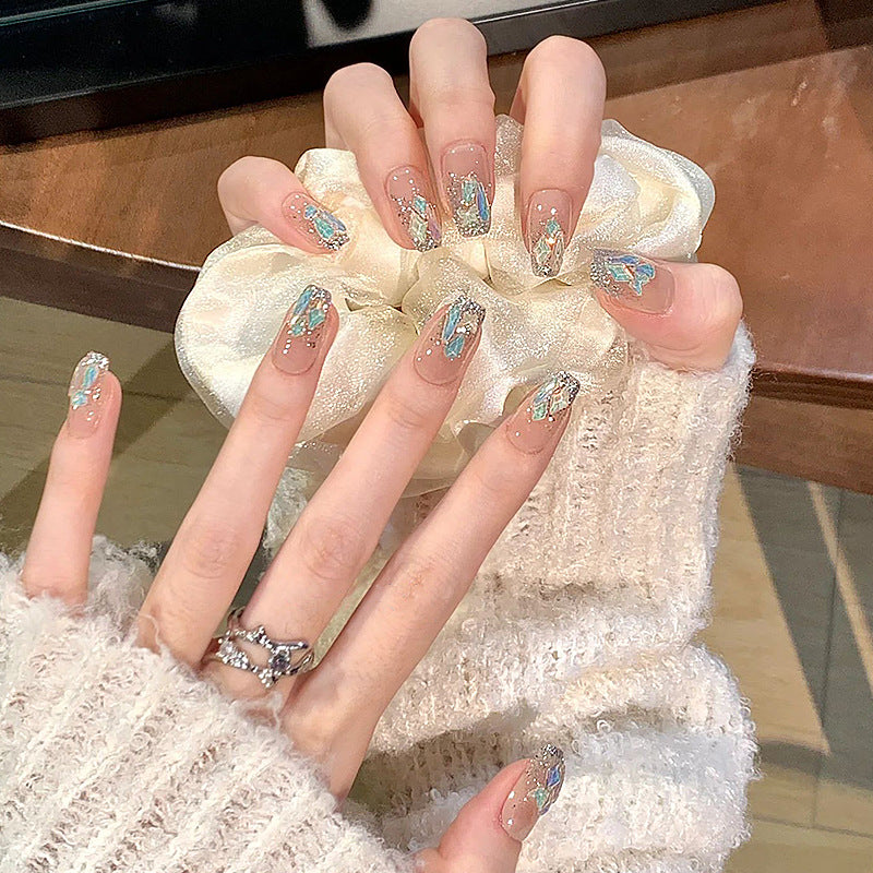 Glamouröses Kunstnagelset mit luxuriösen Glitzerelementen Karnz