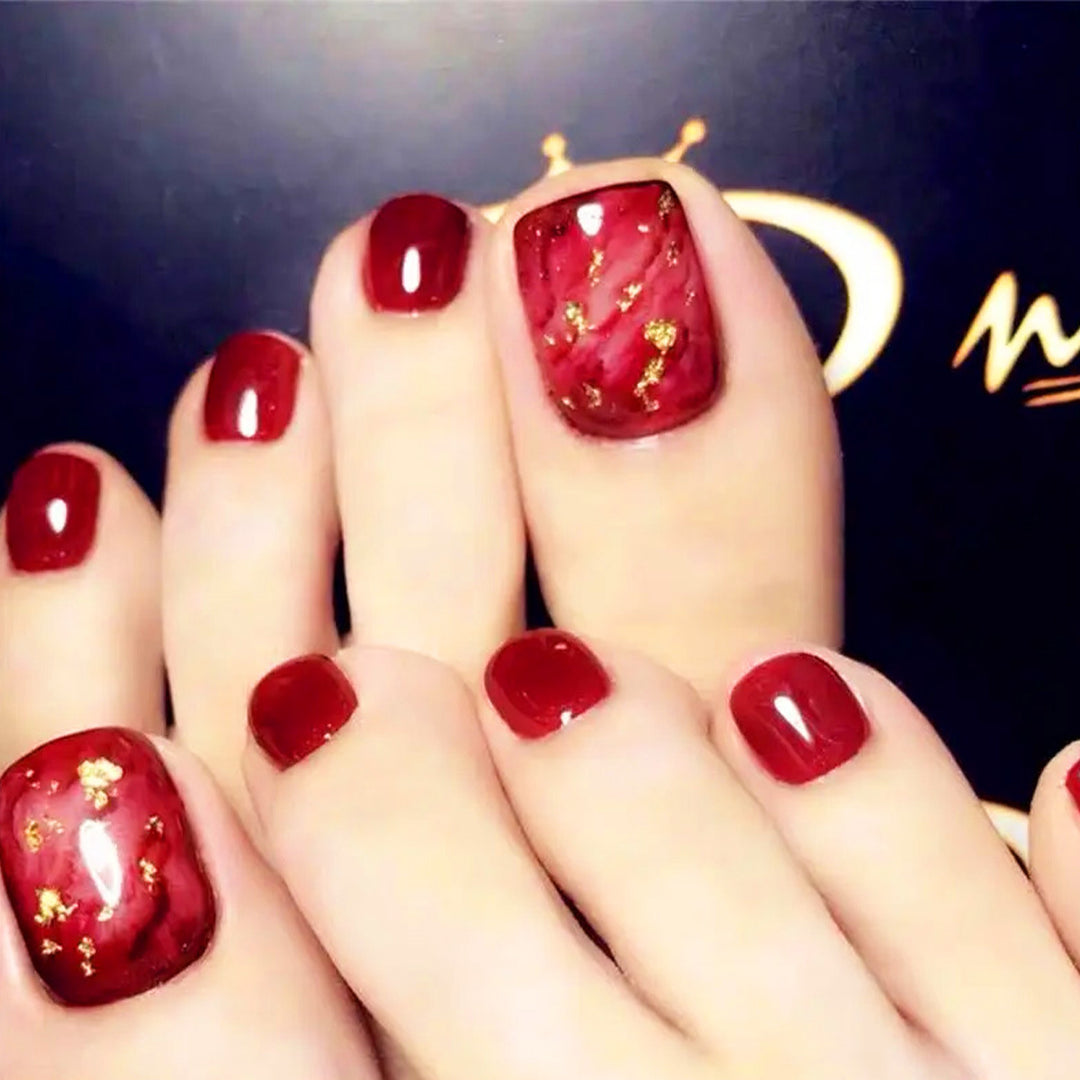Künstlerische Nagelkunst mit goldenen Akzenten