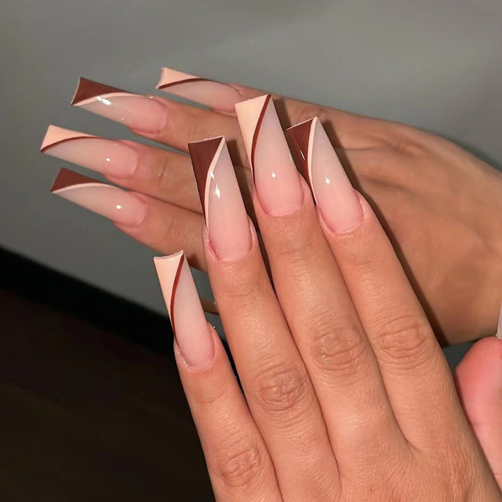Kunstvolle Stiletto-Nägel mit eleganten Farbverlauf und geometrischen Akzenten Karnz