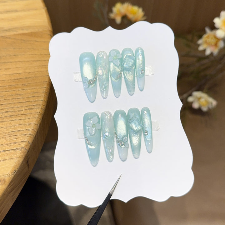 Kunstnägel mit Floralen Designs und Glitzereffekten Karnz