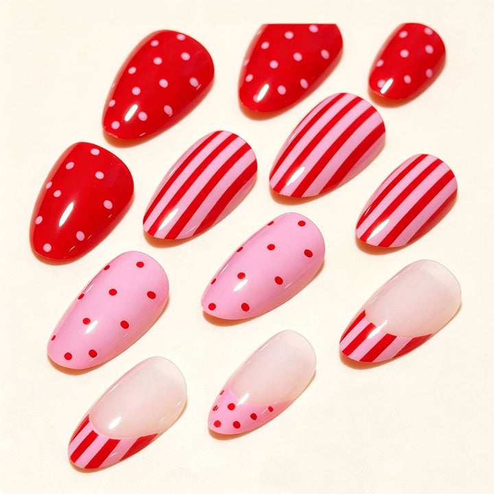 Künstlerisches Nageldesign mit Herz und Streifen Karnz