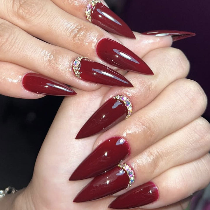 Elegante Stiletto-Nagelkunstverlängerungen mit Glitzerakzenten Karnz