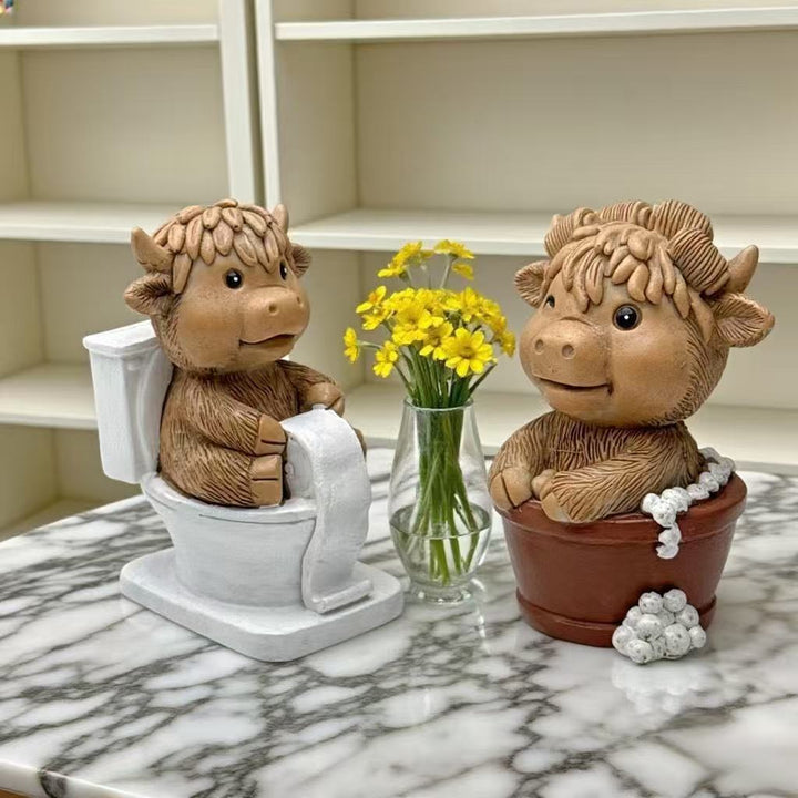 Lustige Dekofigur eines Hochlandrinds auf Toilette Karnz