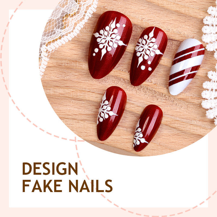 Kunstnagelset mit festlichem Winterdesign und glamourösen Akzenten Karnz