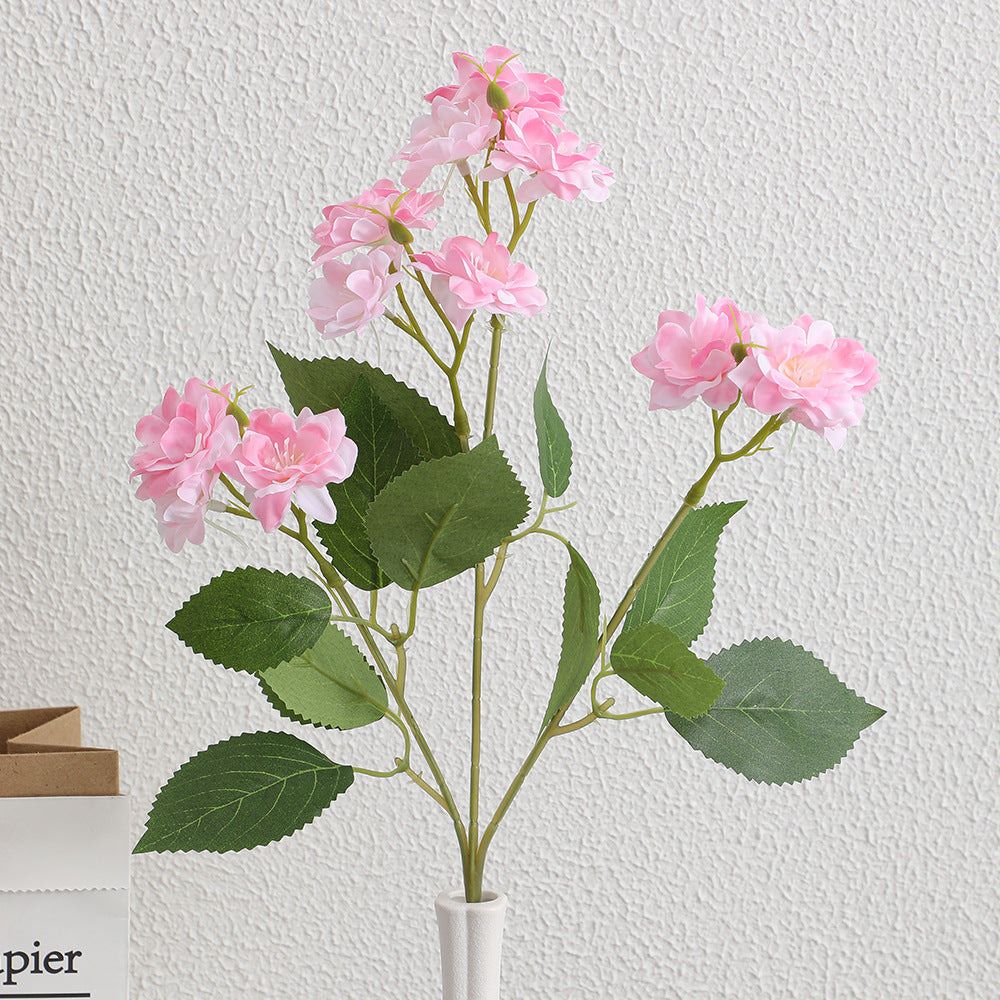 Kunstblumenarrangement mit zarten weißen Blüten Karnz