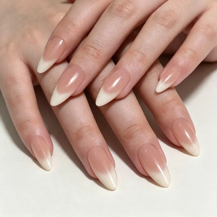 Kunstnägel mit Elegantem Ombre-Effekt und Hochglanz-Finish Karnz