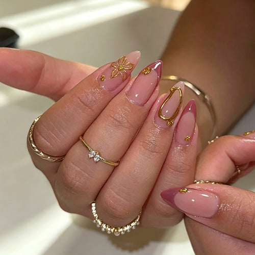 Kunstvolle Nagelspitzen mit zarten Goldakzenten Karnz