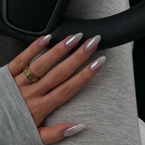 Kunstvolle Stiletto-Nägel mit eleganten Glanz-Details Karnz
