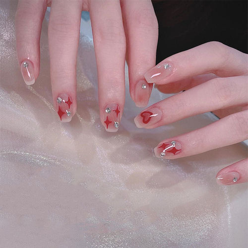 Kunstnagelset mit funkelnden Strassdetails und Herzmotiven Karnz