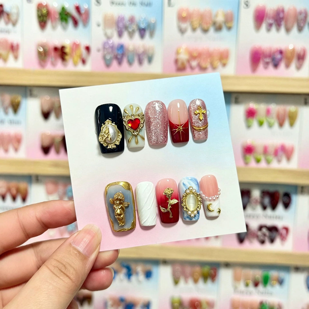 Kreatives Dekoratives Press-On Nagelset mit Charms und einzigartigen Designs