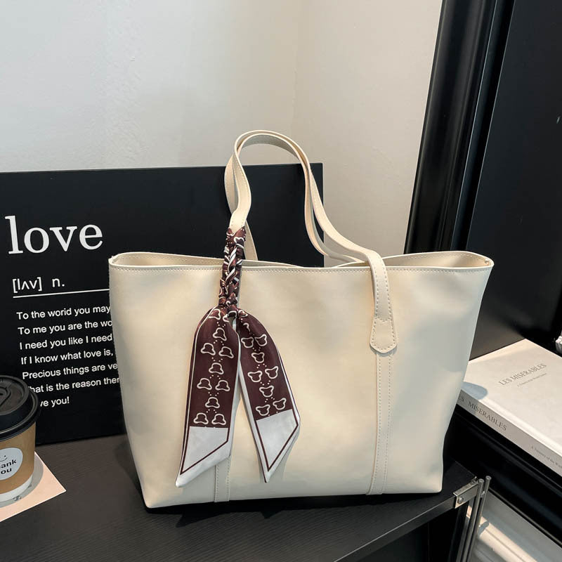 Klassische Ledertasche mit dekorativem Schal