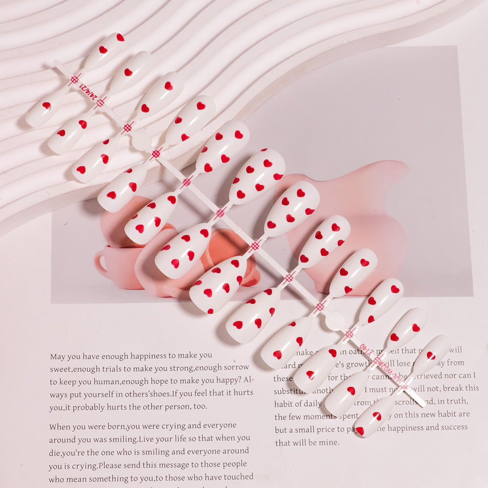 Trendy Herz-dekorierte Nagelkunst Karnz