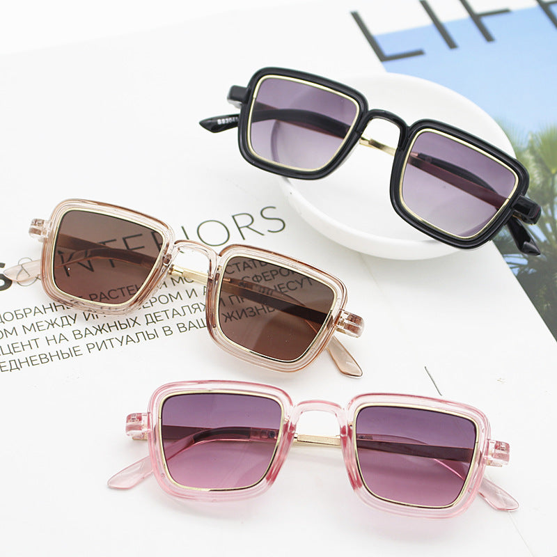 Damen quadratische Sonnenbrille mit transparentem Rahmen und goldenen Akzenten Karnz