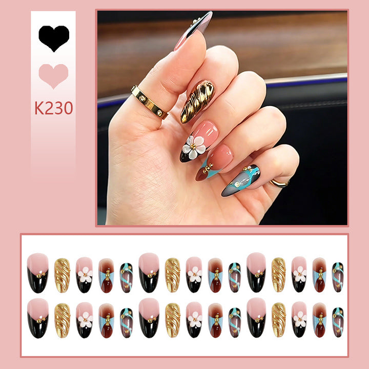 Kunstnagelset mit filigranen floralen Verzierungen und glamourösen Akzenten Karnz