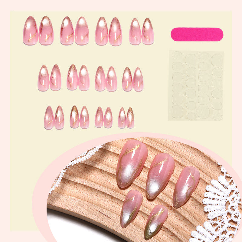 Elegantes Press-On-Nagelkunst-Set mit schicken goldenen Akzenten Karnz